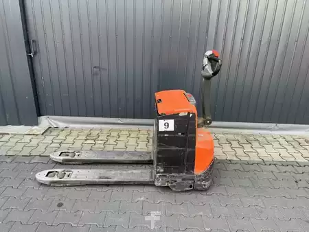 Porta-paletes elétrico 2015  BT LWE200 (2)