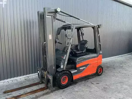 Elektromos 4 kerekű 2020  Linde E25L-01 (1)