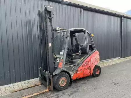 Gázüzemű targoncák 2011  Linde H30T-01 (1)