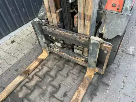 Gázüzemű targoncák 2011  Linde H30T-01 (9)