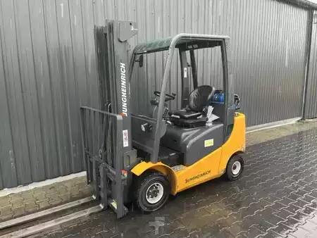 Treibgasstapler 2010  Jungheinrich TFG320 (1)