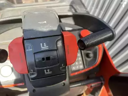 Stackers Stand-on 2022  Linde D10FP (8)