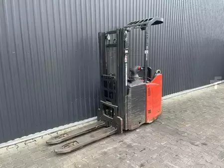 Stacker de condutor em pé 2020  Linde D12SP (1)
