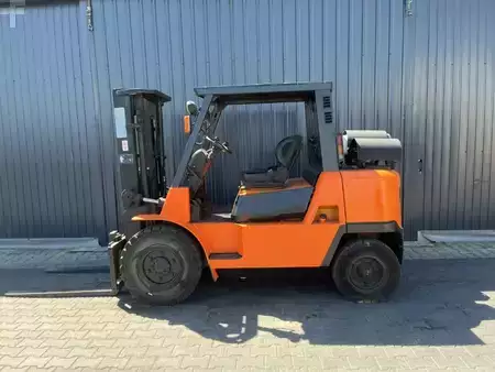 LPG heftrucks 2005  Nissan F04G35T (2)