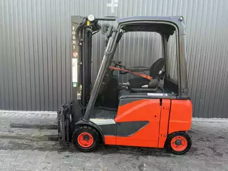 Elektromos 4 kerekű 2011  Linde E20PH-01 (2)