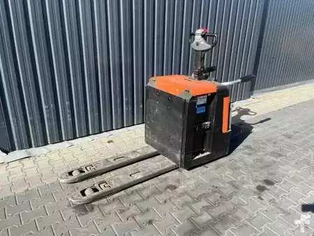 Elektromos emelőkocsik 2010  BT LPE240 (1)