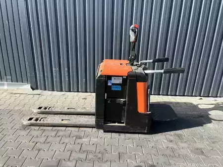 Elektromos emelőkocsik 2010  BT LPE240 (2)