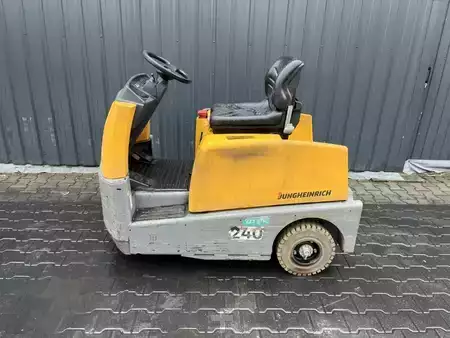 Traktor 2020  Jungheinrich EZS570 (2)