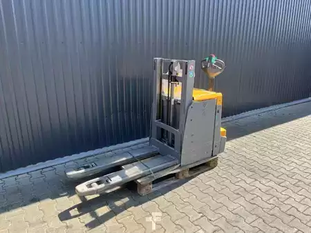 Hochhubwagen 2020  Jungheinrich EJD222 (1)