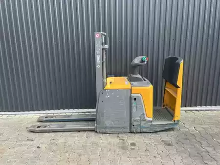 Wózki z platformą operatora 2018  Jungheinrich ERD120 (2)