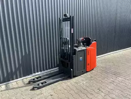 Stacker stå på 2019  Linde D12SP (1)