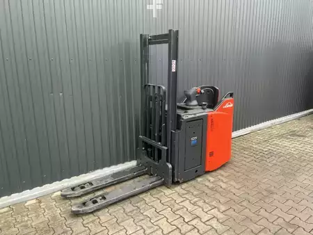 Stoccatori uomo a piedi 2019  Linde D12SP (1)