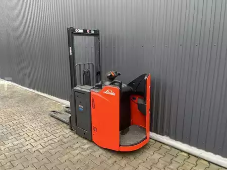 Stoccatori uomo a piedi 2019  Linde D12SP (3)
