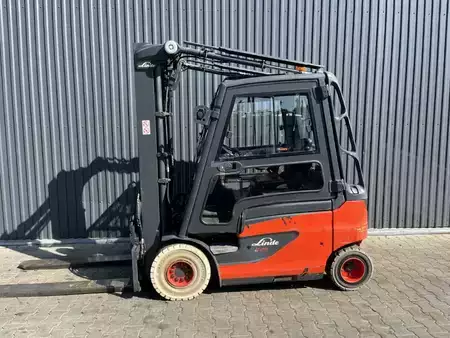 Elektryczne 4-kołowe  Linde E25-01 (2)