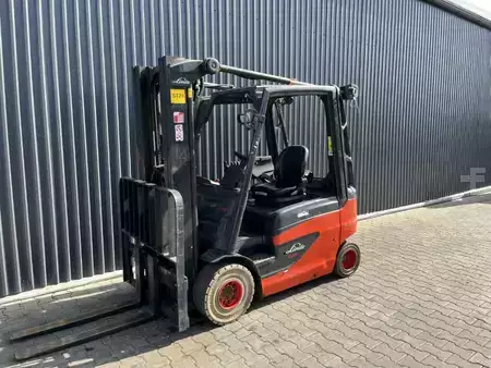 4-wiel elektrische heftrucks 2015  Linde E25-01 (1)