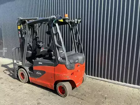 4-wiel elektrische heftrucks 2015  Linde E25-01 (3)