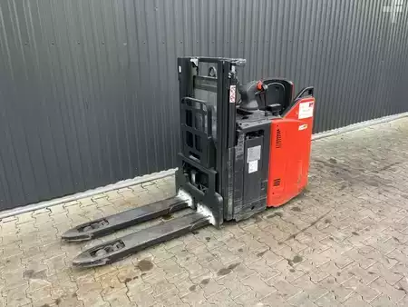 Stoccatori uomo a piedi 2021  Linde D12SP (1)