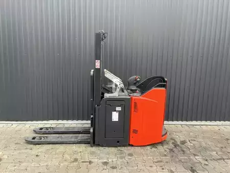Stoccatori uomo a piedi 2020  Linde D12SP (2)