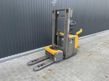 Stacker de condutor em pé 2020  Jungheinrich ERC212z (1)