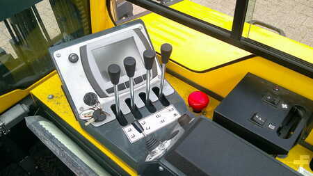 Fyrvägstruck 2022  Combilift CBE2500 CABIN (4)