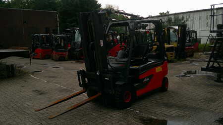 Carrelli elettrici 4 ruote 2013  Linde E25-01 (1)
