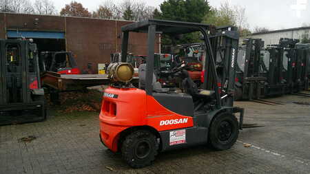 Gas truck 2011  Doosan G20 (1)