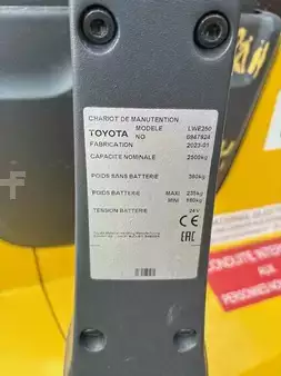 Wózki niskiego podnoszenia 2023  Toyota LWE250 (4)