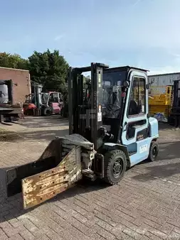 Wózki widłowe diesel 2015  Utilev UT25P NO CLAMP ! (1)