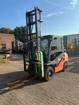 Diesel Forklifts 2011  Toyota 02-8FDF30 CABIN (1)