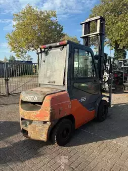Diesel Forklifts 2011  Toyota 02-8FDF30 CABIN (2)