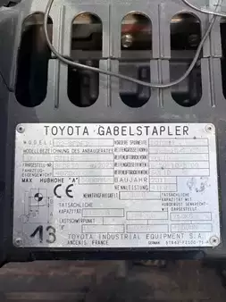 Diesel Forklifts 2011  Toyota 02-8FDF30 CABIN (5)