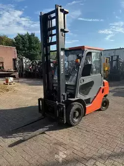 Carretilla elevadora GLP 2015  Toyota 02-8-FGF-25 CABIN (1)