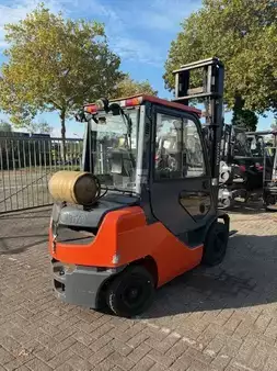 Carretilla elevadora GLP 2015  Toyota 02-8-FGF-25 CABIN (2)