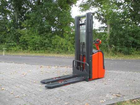 Ruční vysokozdvižný vozík 2005  Linde L16 (1)