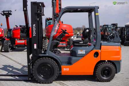 Propane Forklifts 2023  Toyota 8FGF35 (1) 