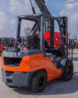 LPG Forklifts 2023  Toyota 8FGF35 (5) 