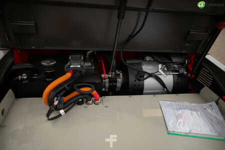 Chariots électriques à 4 roues 2025  Manitou ME 450 (22)