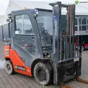 Gázüzemű targoncák 2023  Toyota 02-8FGF25 (2)