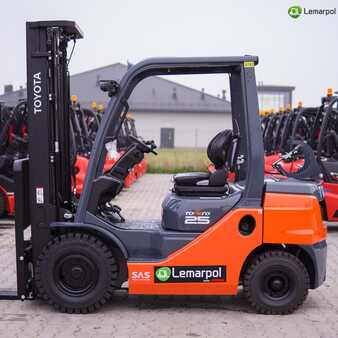 LPG Forklifts 2023  Toyota 8FGF25 (1) 