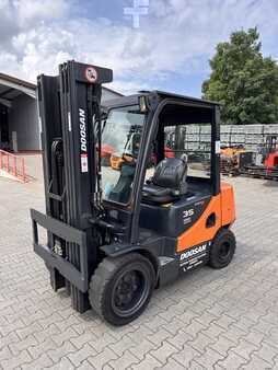 Chariots élévateurs diesel 2011  Doosan D35C-5 (1)
