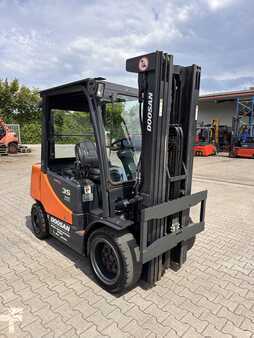 Chariots élévateurs diesel 2011  Doosan D35C-5 (2)