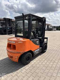Chariots élévateurs diesel 2011  Doosan D35C-5 (3)