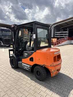 Chariots élévateurs diesel 2011  Doosan D35C-5 (4)