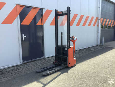 Stacker pedestre 2017  Linde L10B (2)