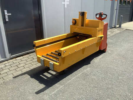 Låglyftare El 2011  Linde T16-Battery changing system (1)
