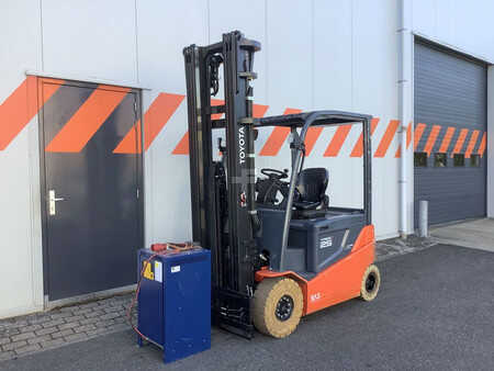 4-wiel elektrische heftrucks  Toyota 8FBMKT25 (1)