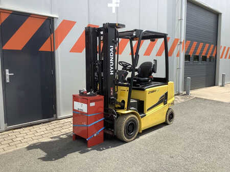 Chariots électriques à 4 roues 2016  Hyundai 25BH-9 (1)