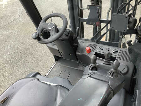 Elektryczne 4-kołowe 2015  Linde E16P-02 (3)