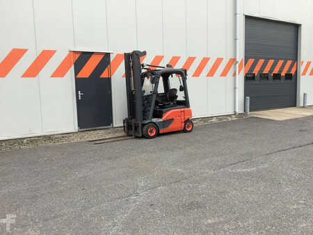 Elektryczne 4-kołowe 2015  Linde E16P-02 (5)