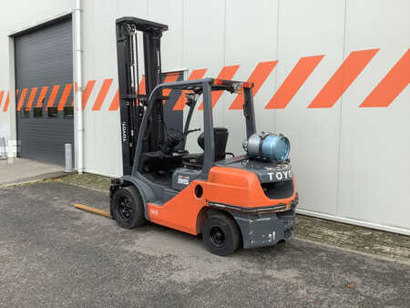 Chariots élévateurs GPL 2018  Toyota 02-8FGJF35 (2)